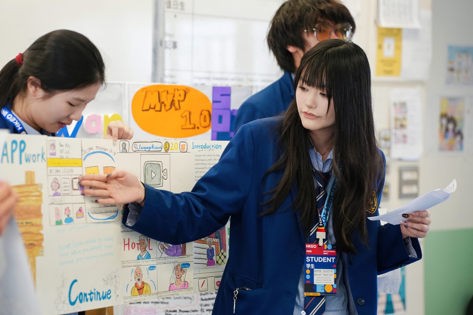 学生向参观者介绍项目展板