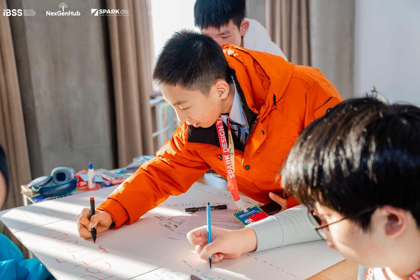 学生在工作坊共同绘制方案