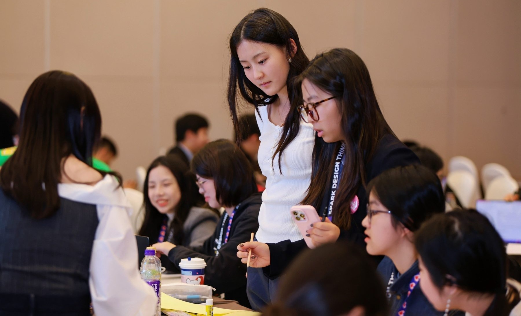 学生在活动现场讨论项目