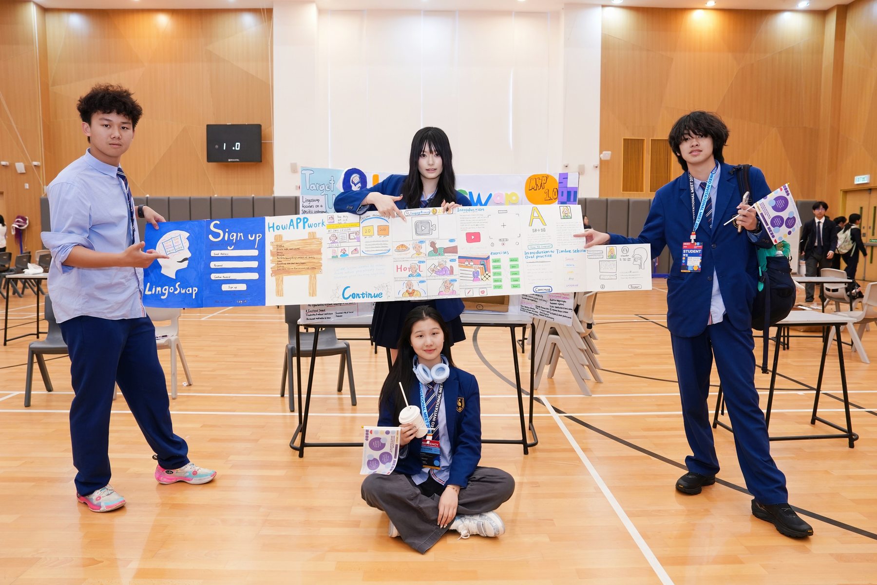 学生团队展示项目成果