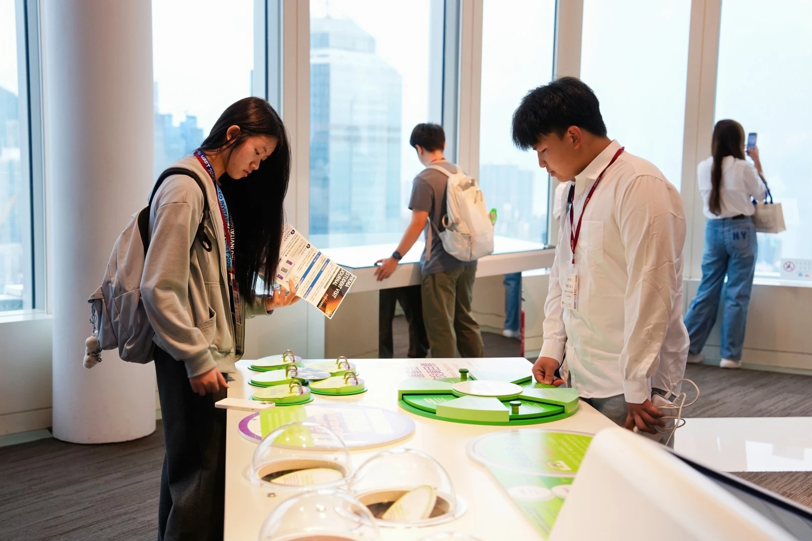学生在香港金融管理局资讯中心探索互动展品