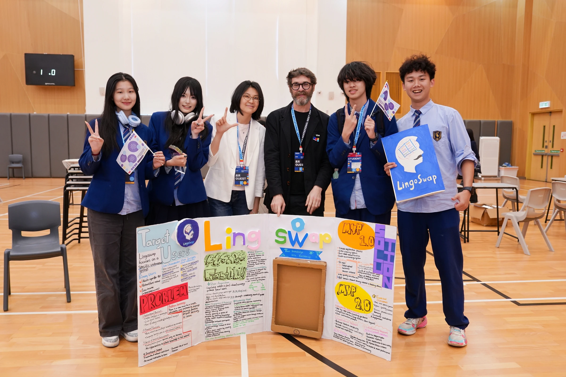 香港国际站学生与嘉宾在项目展板前交流